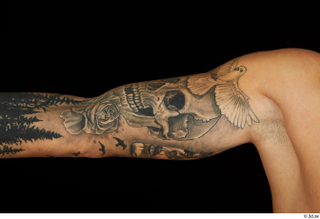 Claudio arm nude shoulder tattoo 0003.jpg